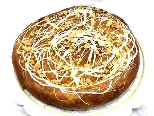 Ensaimada de chocolate blanco y turrón de jijona