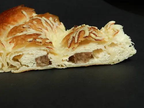 Ensaimada de butifarrón con queso