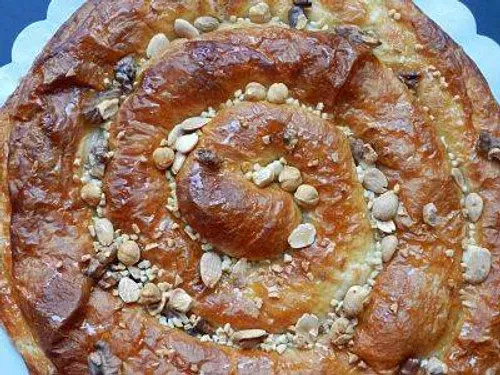 Ensaimada de Requesón, frutos secos y miel