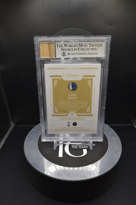 2020-21 Panini Flawless Vertical Patch Autographs #17 Josh Green/25 Auto 9 BGS 8