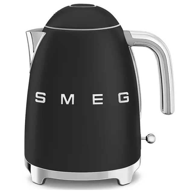 Smeg KLF03BLMEU Wasserkocher Schwarz matt Farbe: Schwarz matt Stil der 50er Jahre Fassungsvermögen: 1,7 L/7 Tassen Soft - Opening Kannenverschluss Autom. Sicherheitsabschaltung bei 100°C