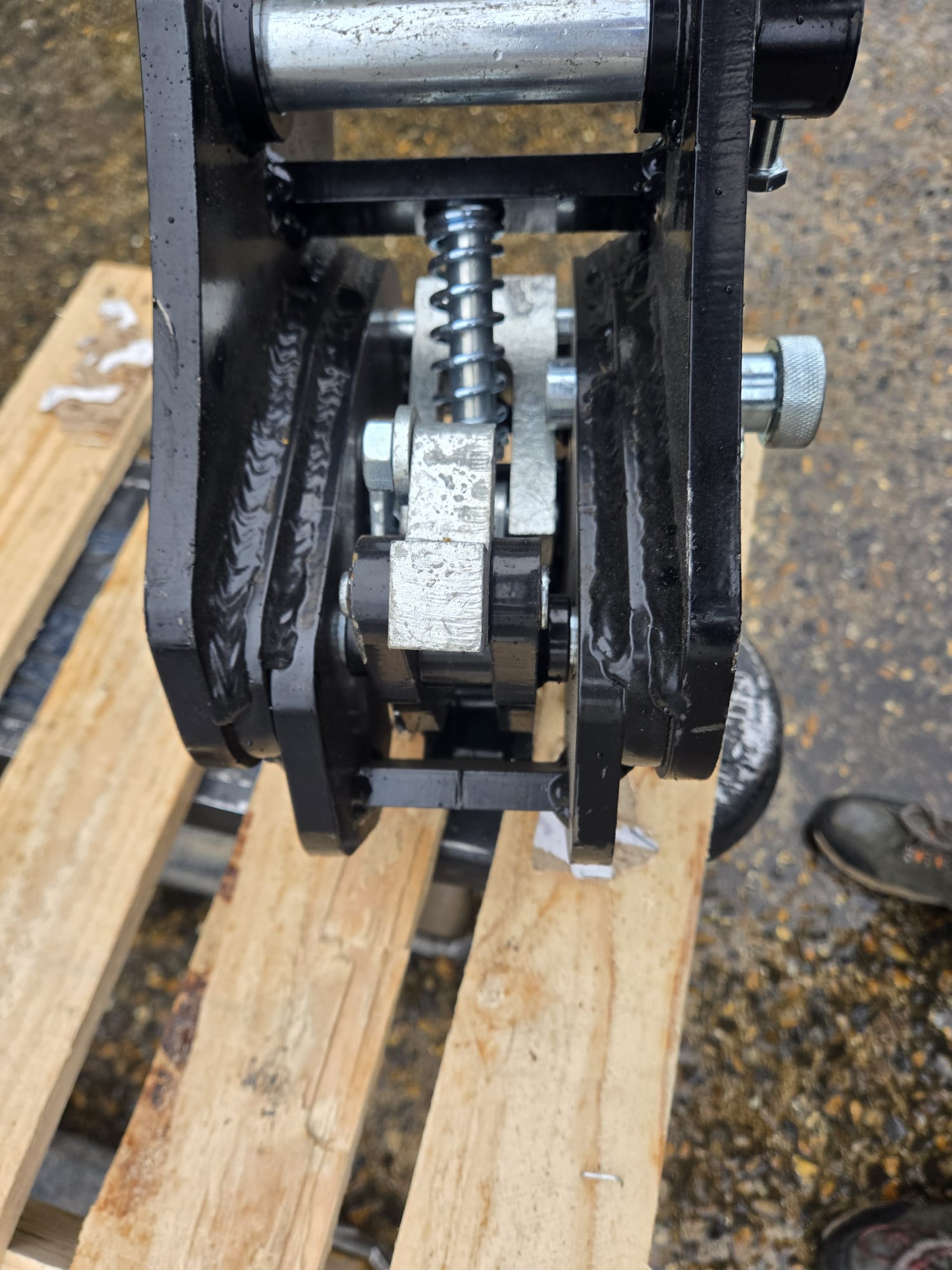 Attache rapide semi-automatique