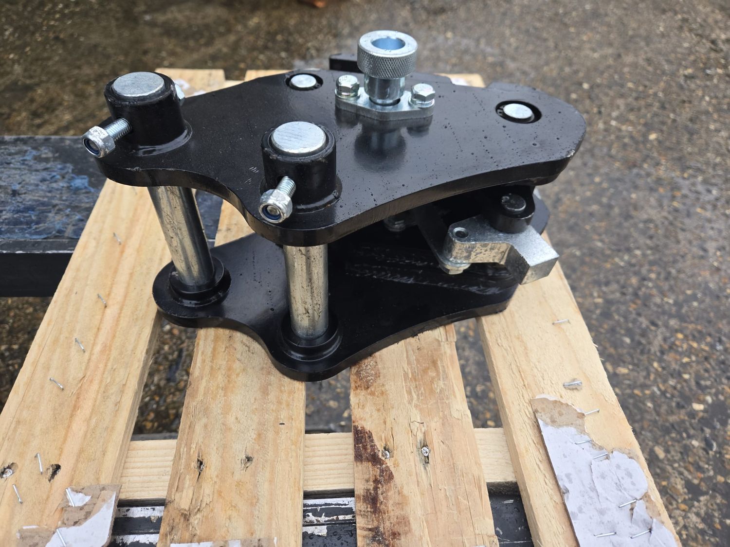 Attache rapide semi-automatique