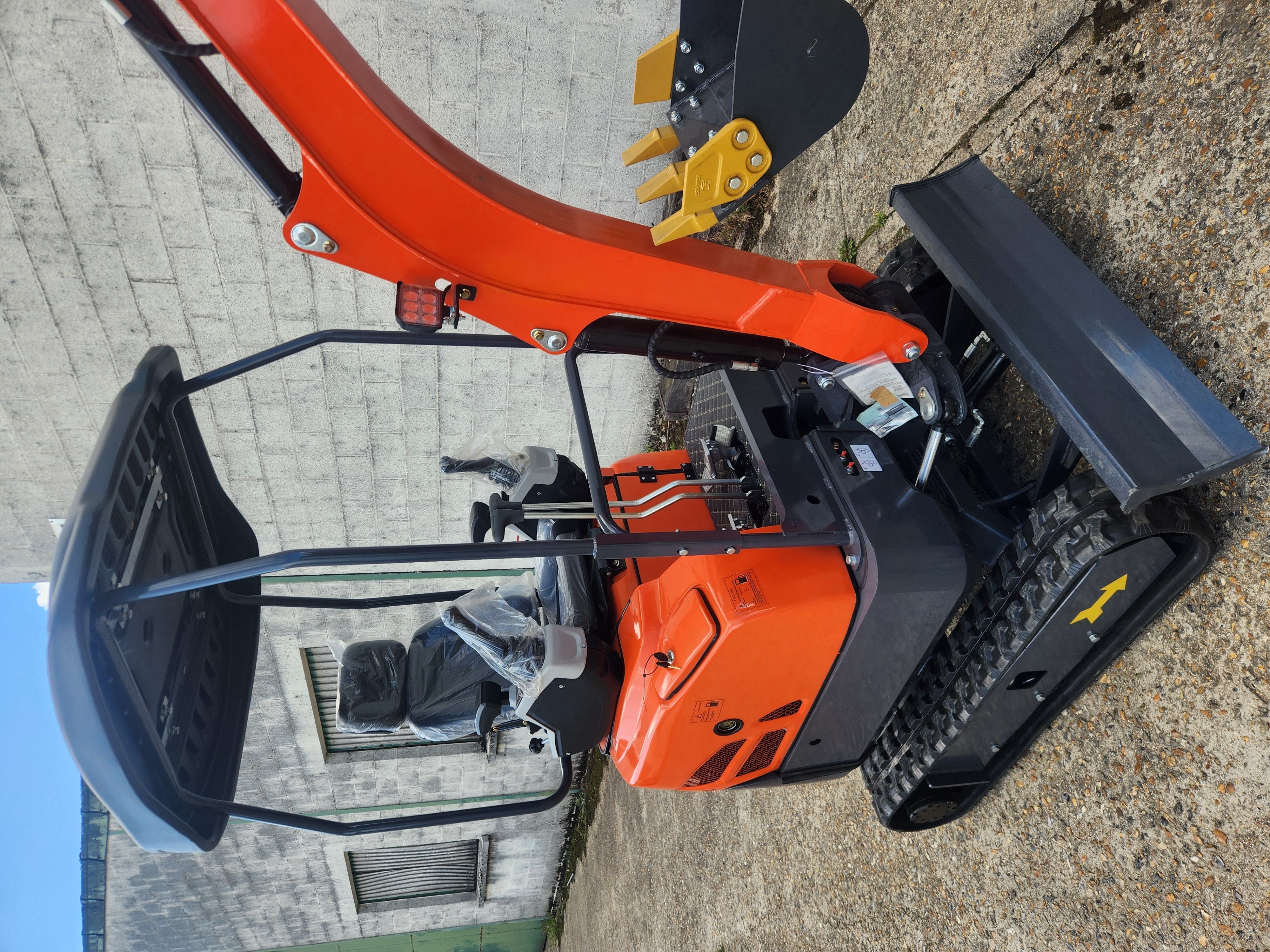 Mini pelle neuve HH16 (prix hors taxes)