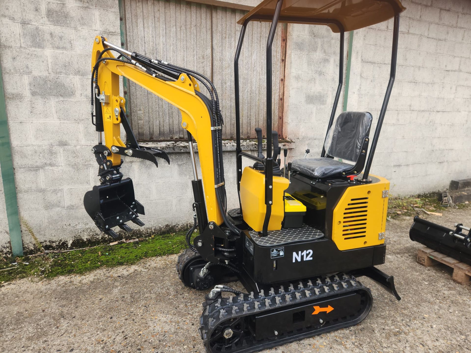 Mini pelle neuve Modèle N12 avec DÉPORT DE FLÈCHE (prix hors taxes)