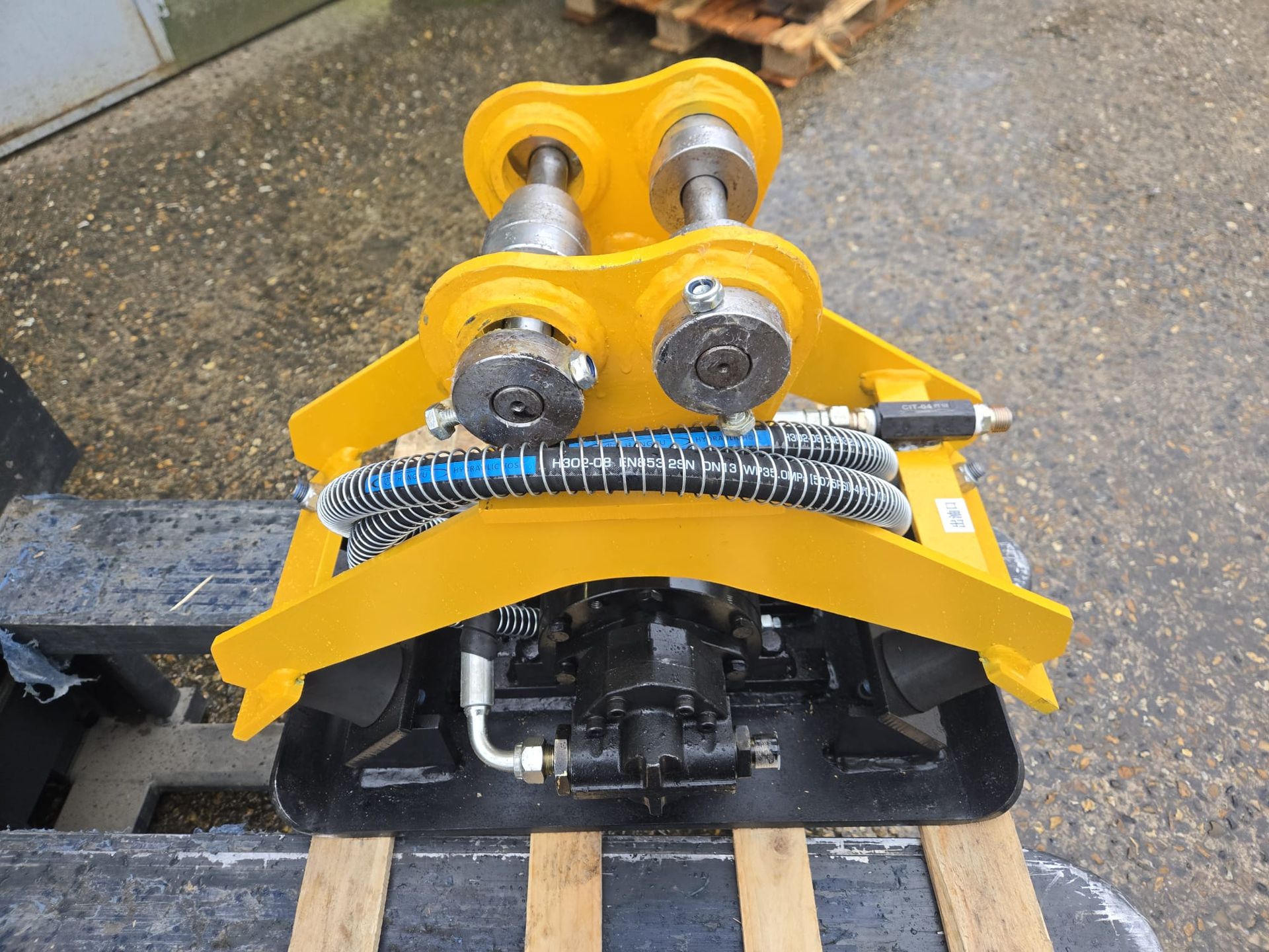 Plaque vibrante pour mini-pelle de 1 200 kg à 2 tonnes