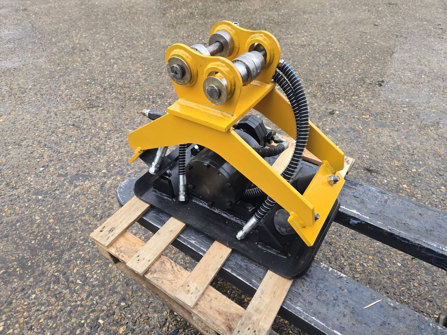 Plaque vibrante pour mini-pelle de 1 200 kg à 2 tonnes