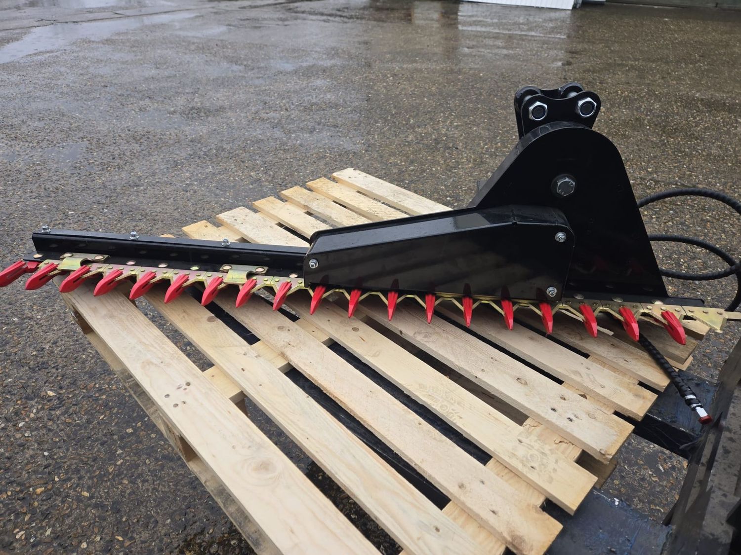 Taille-haie pour mini-pelle de 1 200 kg à 2 tonnes