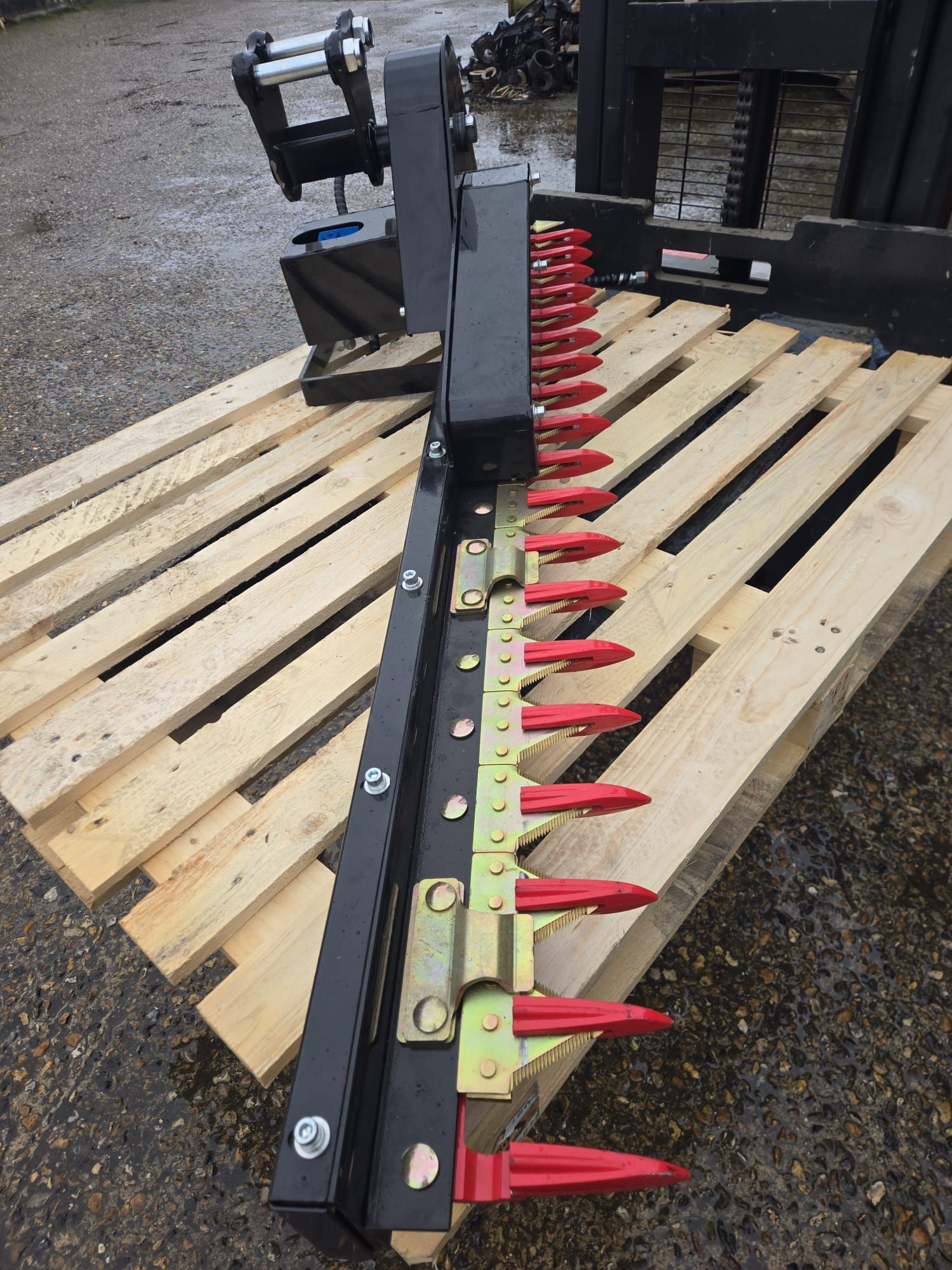 Taille-haie pour mini-pelle de 1 200 kg à 2 tonnes