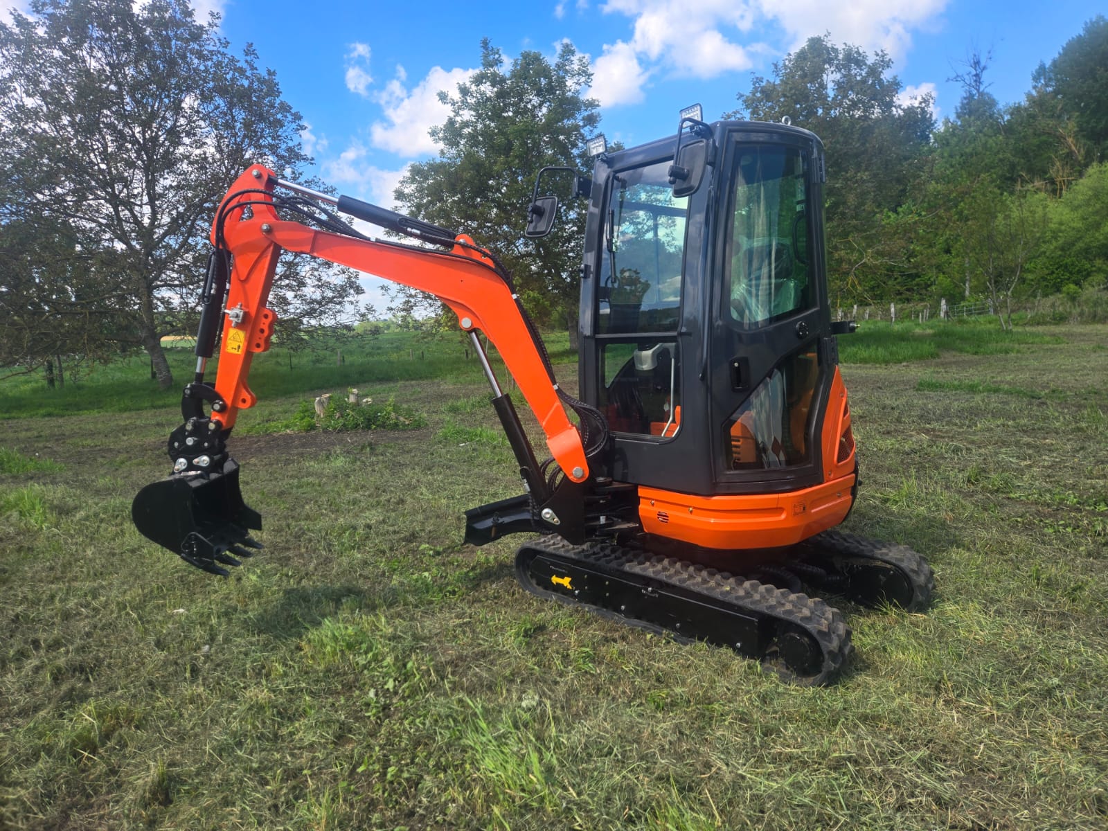MINI PELLE NEUVE HH20 AVEC CABINE (2000kg) (prix hors taxes)
