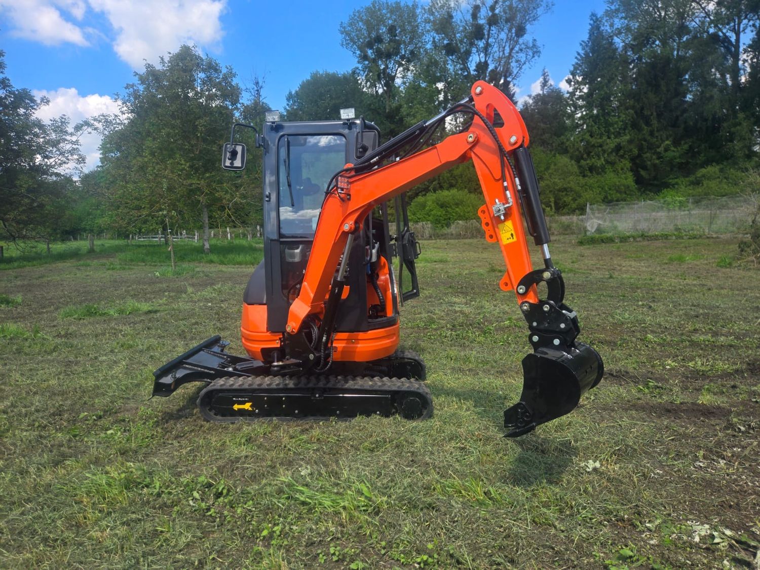 MINI PELLE NEUVE HH20 AVEC CABINE (2000kg) (prix hors taxes)