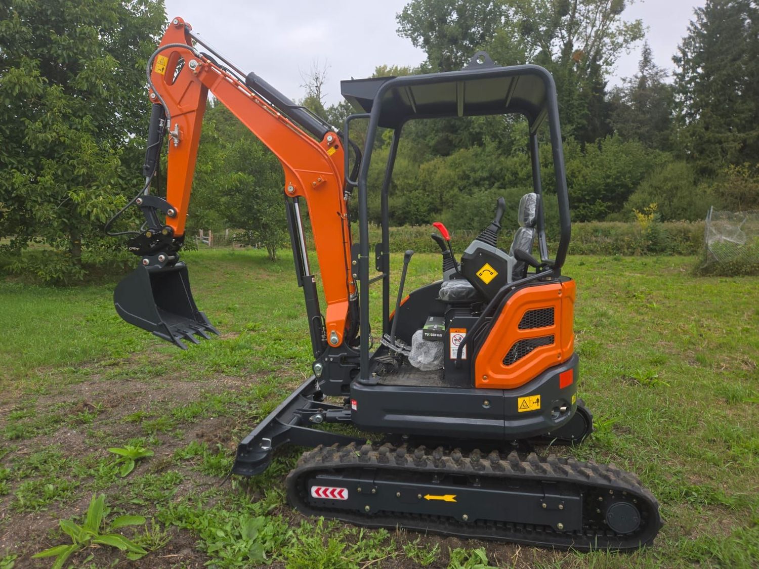 MINI PELLE NEUVE Modèle HH25 AVEC CANOPY (2500kg) (prix hors taxes)