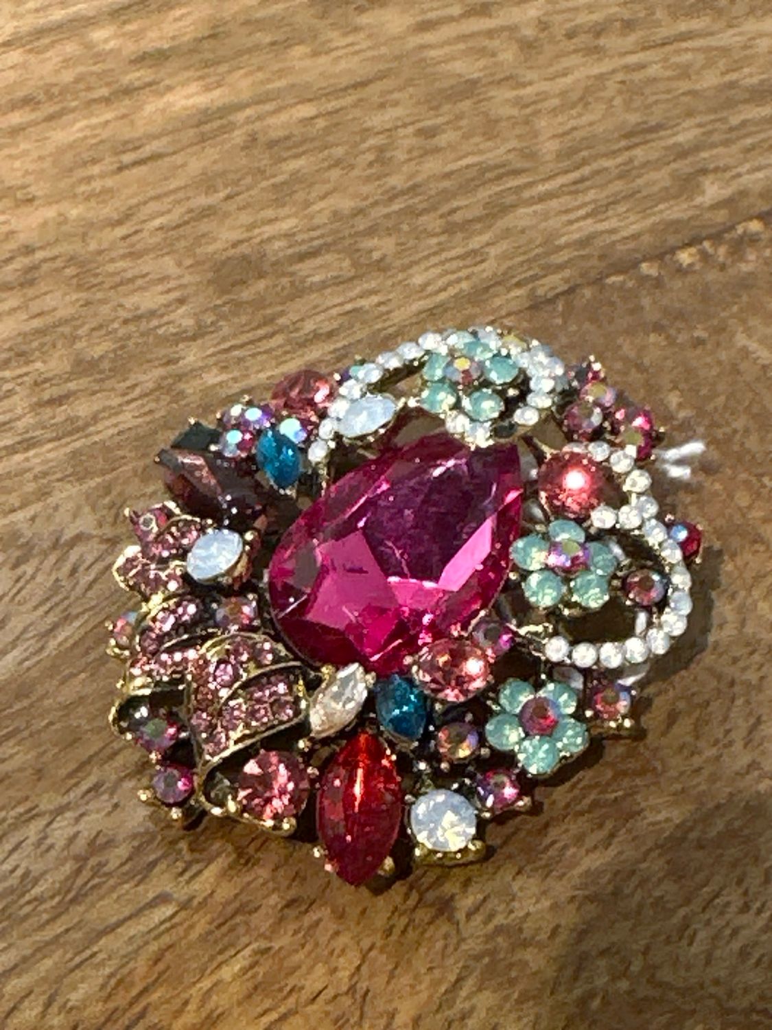 Broche roze grote steen
