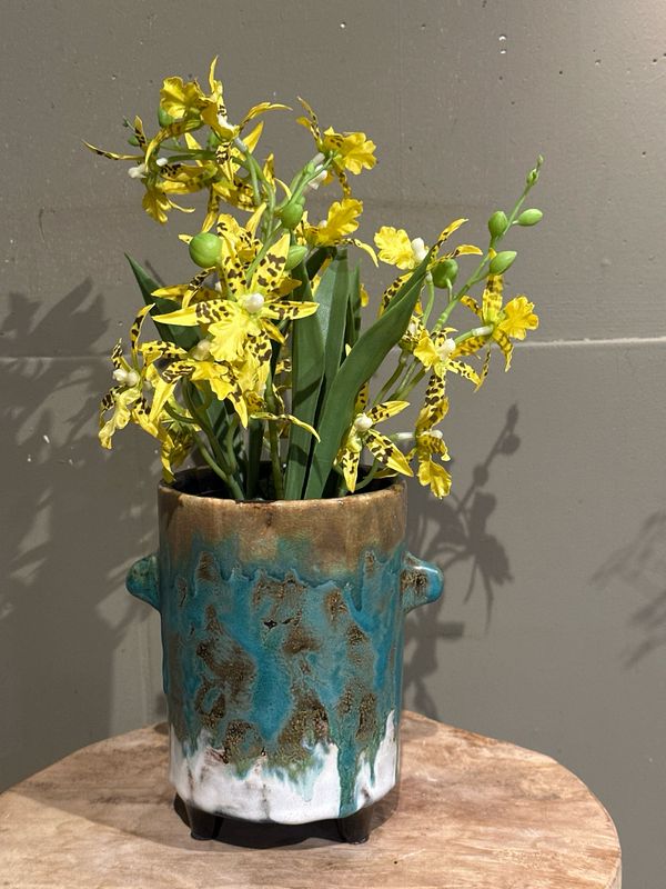 Local artits vaas met zijde orchidee