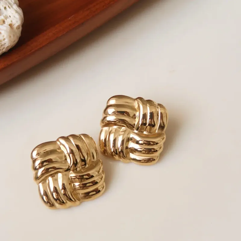 Luella Textured Knot Stud Earring (18K Gold)