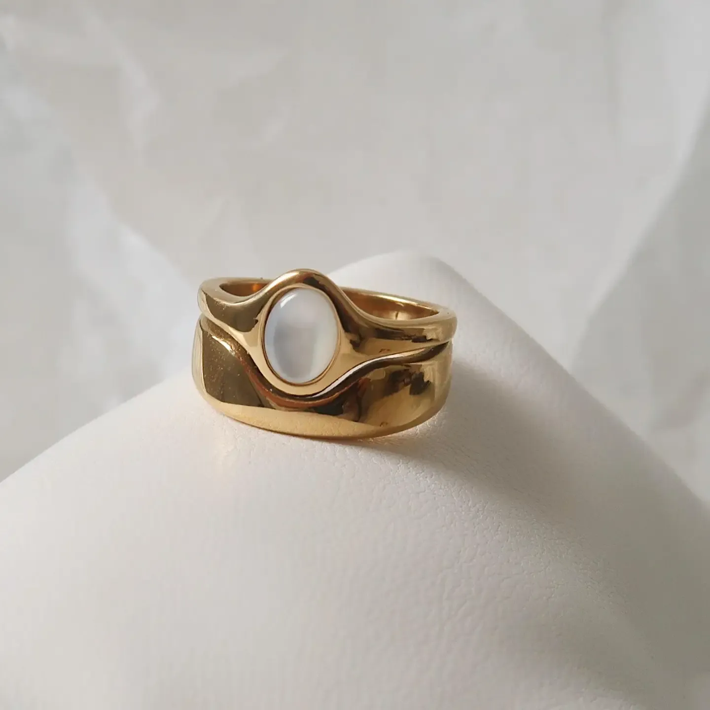 Alouette 18K Gold Stone Wave Ring -