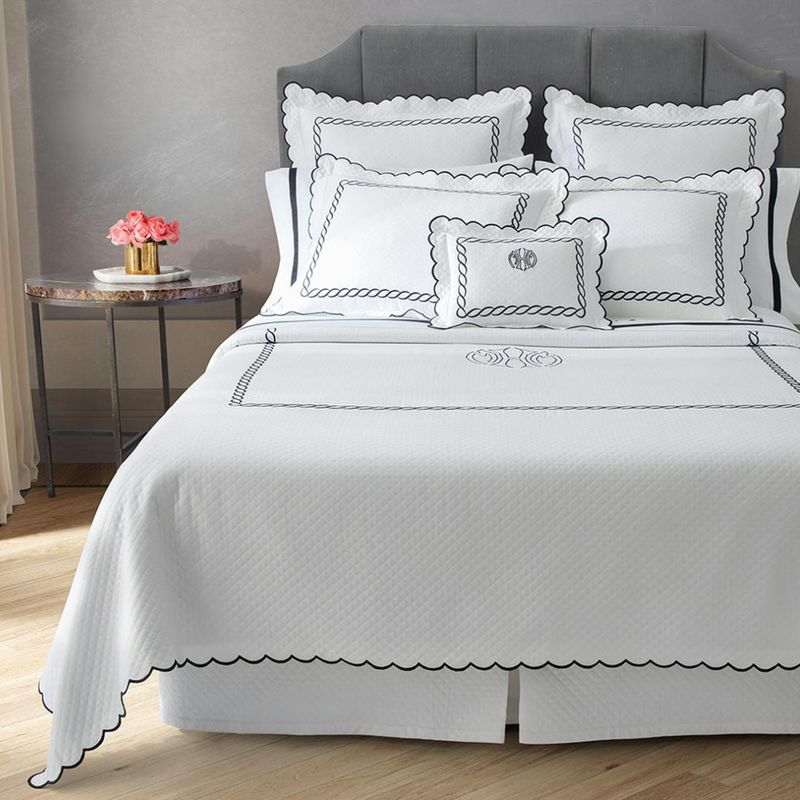 Matouk Classic Chain Scallop Matelassé Bed Style