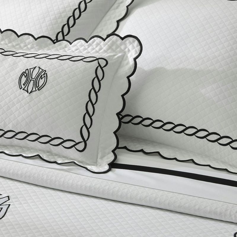Matouk Classic Chain Scallop Matelassé Bed Style