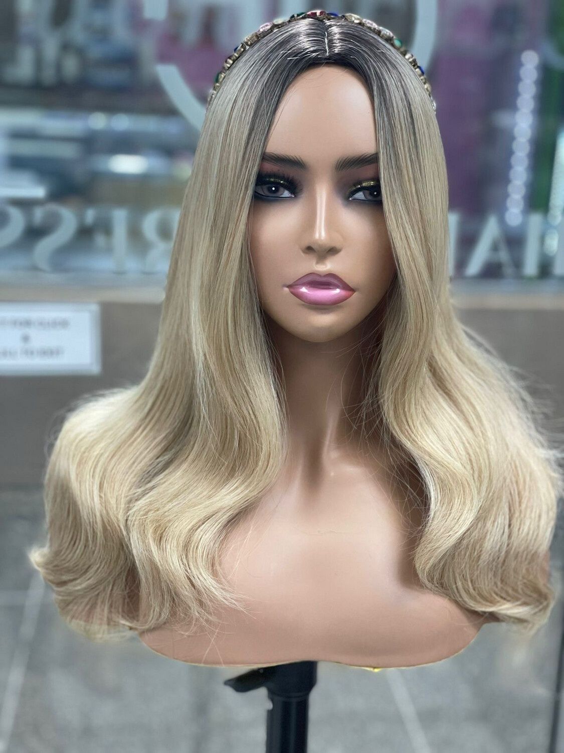 Liz - WL1001 - Wavy Synthetic Wig R6/30/613 - Wavy (L)