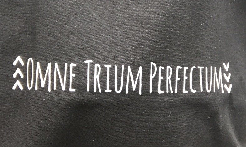 Omne Trium Perfectum (White -arrows)