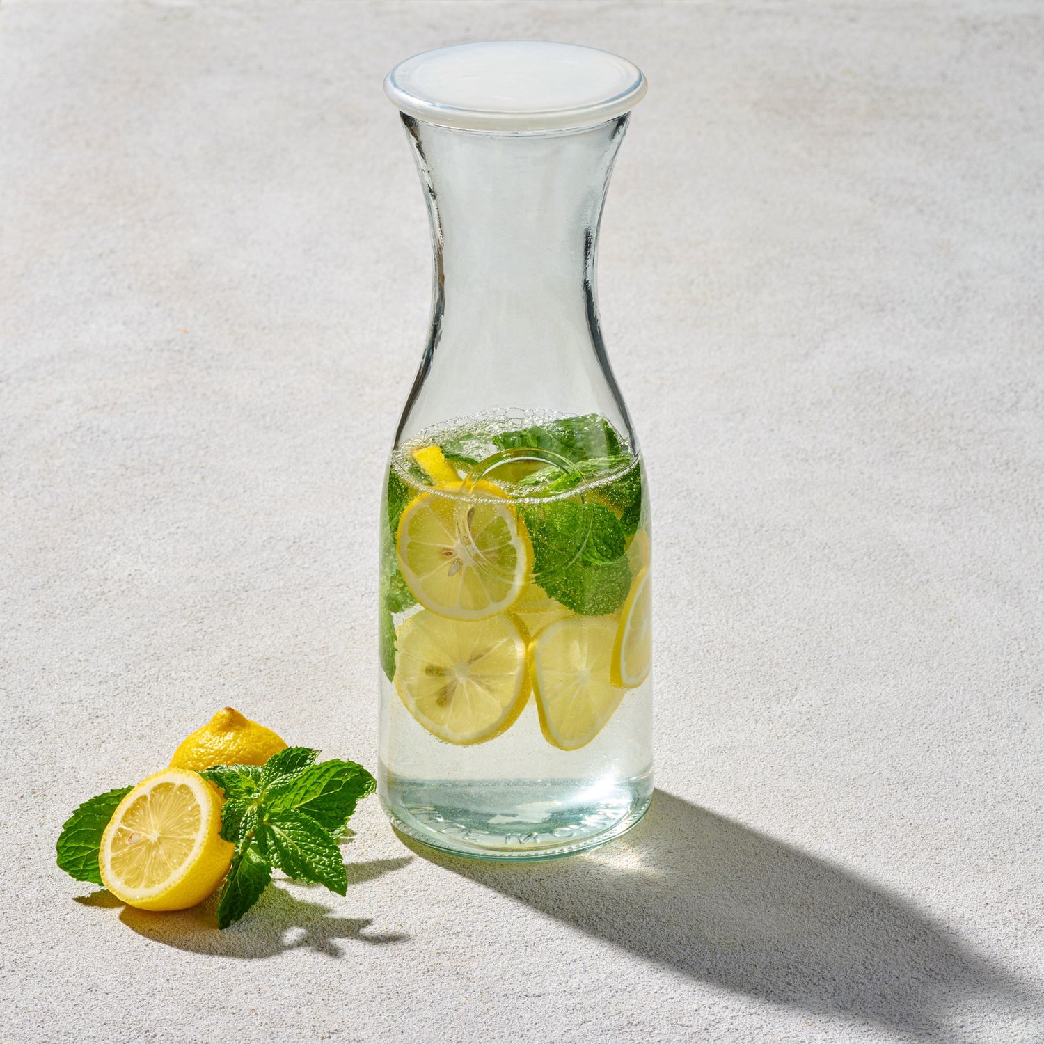 VIKKO CRAFT GLASS CARAFE WITH LID 34OZ