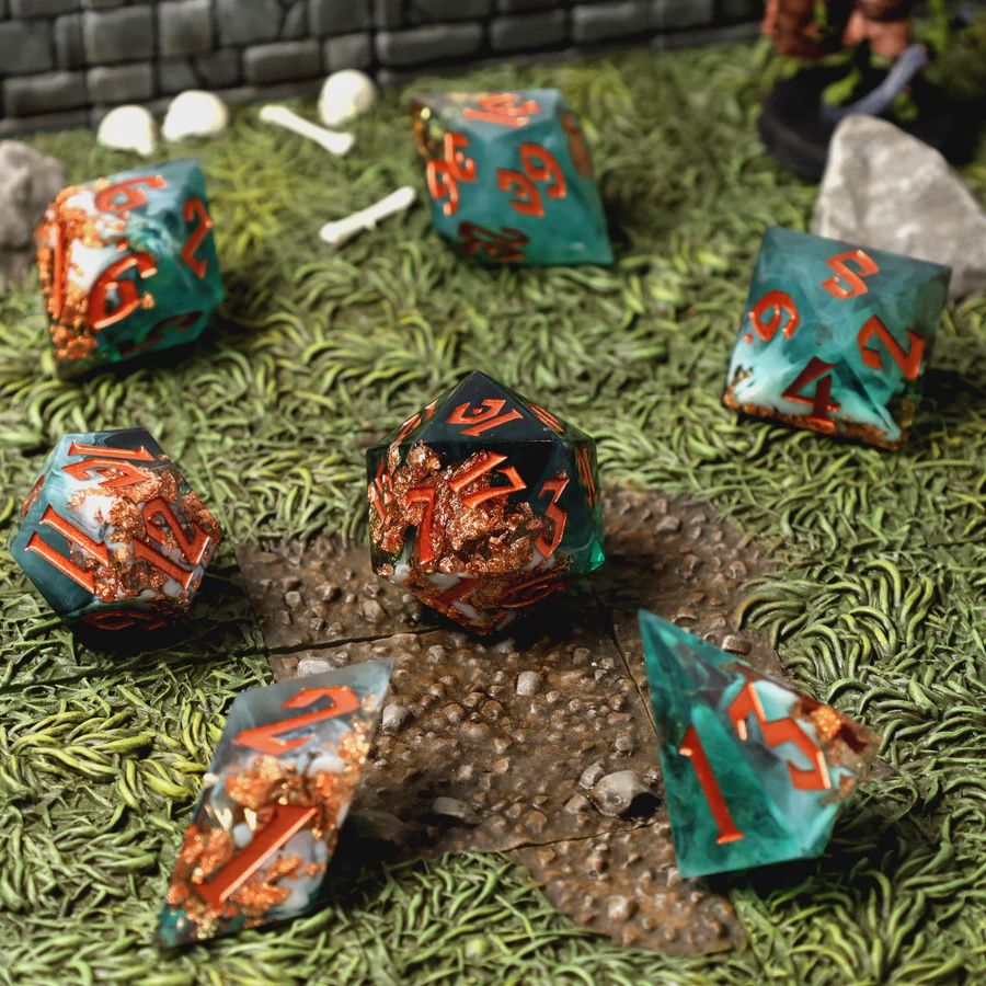 CritStones -Sharp Edge Resin RPG Dice Set, Kleur: Groen / Goud