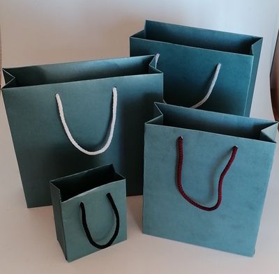 Papiertragetasche 20 + 9 x 23 + 4 cm in Metallic Grün-blau