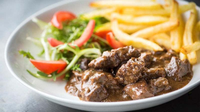 Stoofvlees met met groentjes en frietjes  ( volwassen en kinderen +12 jaar)