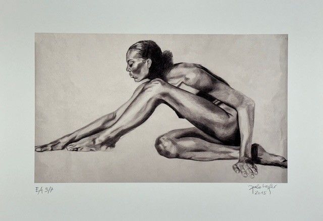 Aisha (sitzend), 2025