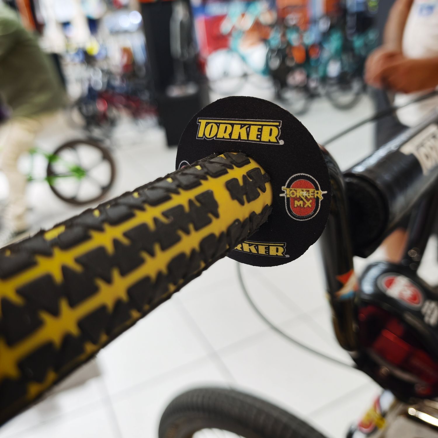 Donuts de poignées BMX Torker MX noir  et les emblèmes rouges Torker MX