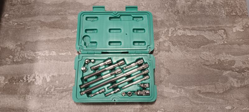 NARZĘDZIA ZESTAW 16 CZĘŚCIOWY AKCESORIÓW I PRZEDŁUŻEK 1/4", 3/8"