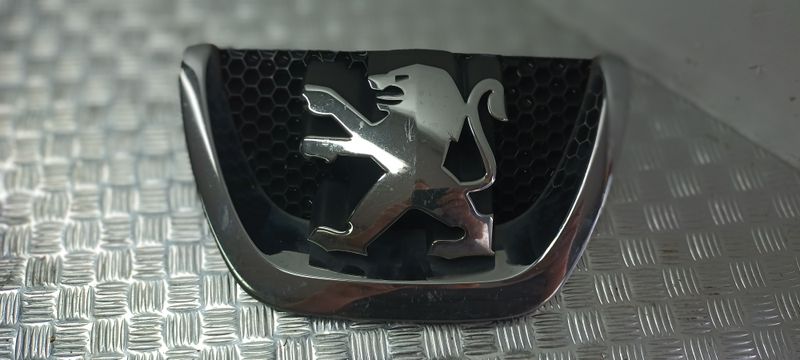 ZNACZEK GRILL ATRAPA LOGO PEUGEOT 303002001