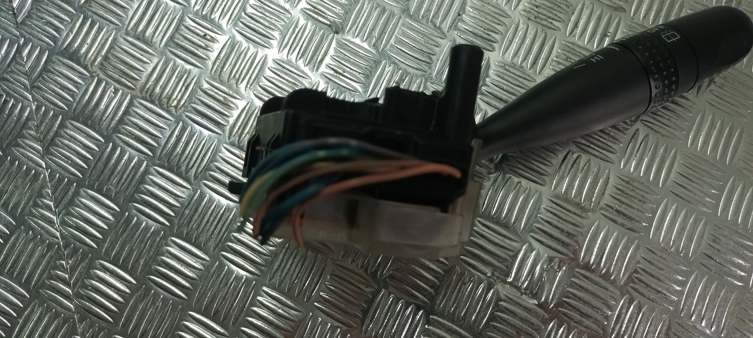 MANETKA PRZEŁĄCZNIK POD KIEROWNICE WYCIERACZEK COROLLA E12 OE. EU.