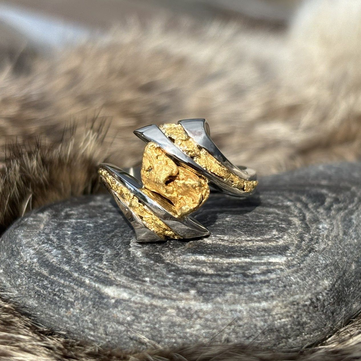 14K White Gold Nugget Embrace Ring - 8.7g