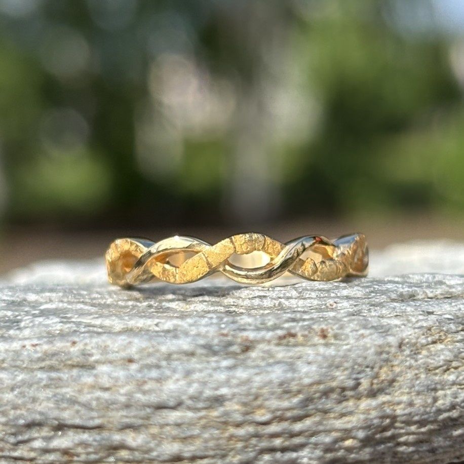 14k Gold Delicate Infinity-Nugget Band