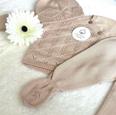 Gebreide jumpsuit + muts zand