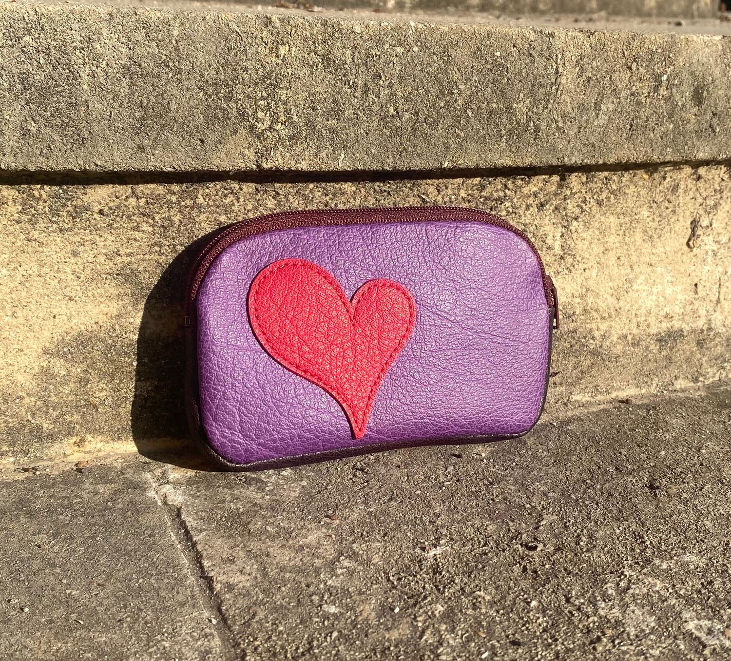 Roscoe coeur, violet, prune et rouge.
