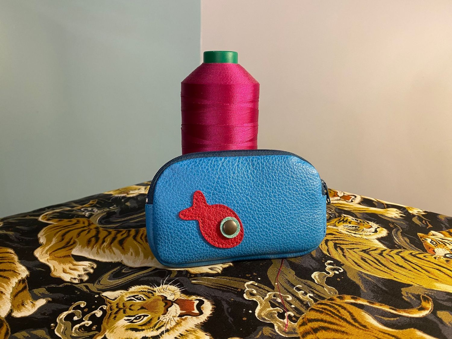 Roscoe poisson, turquoise et rouge.