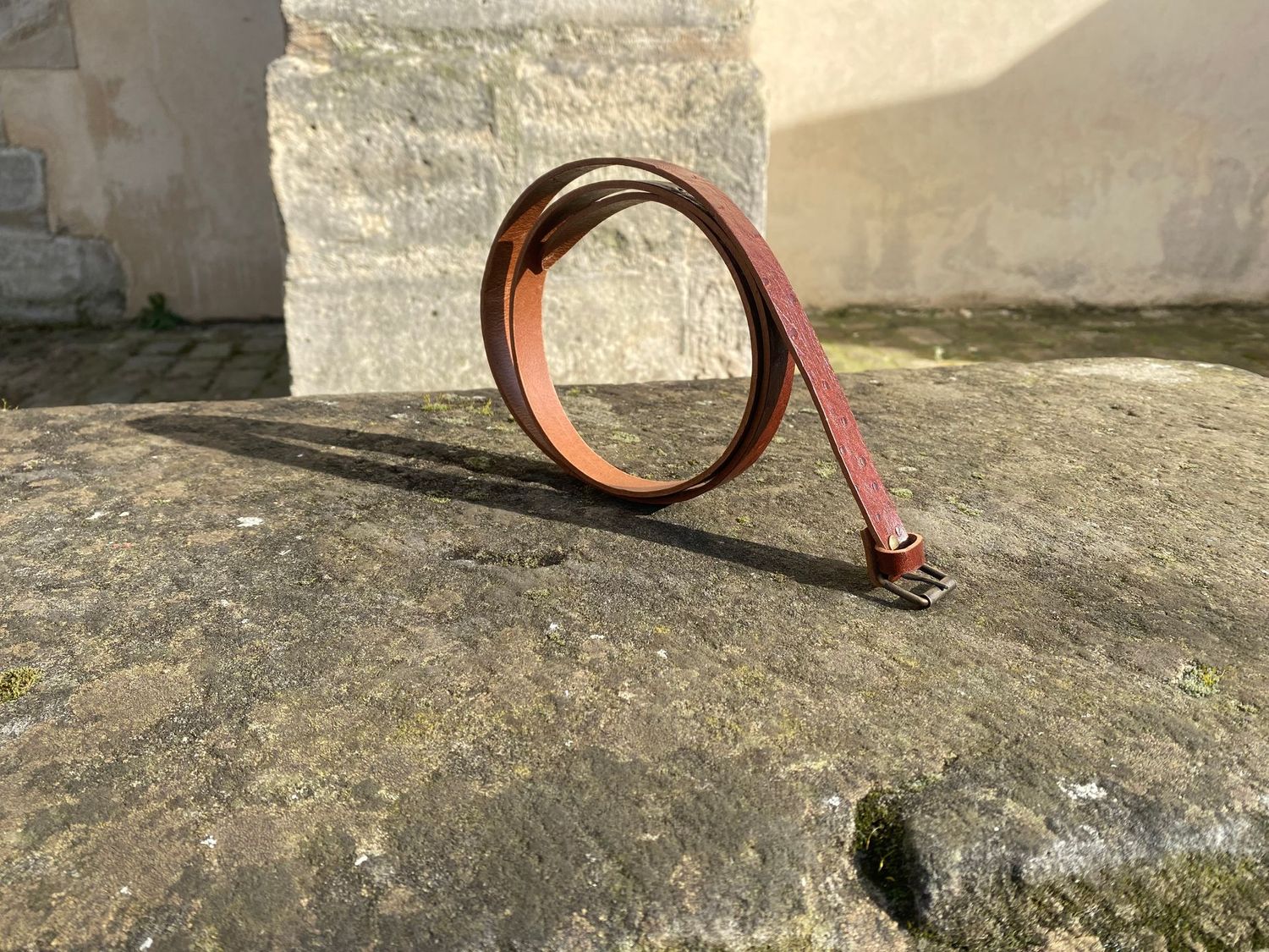 Ceinture cognac vachette façon autruche. Largeur 2 cm, boucle à rouleau.