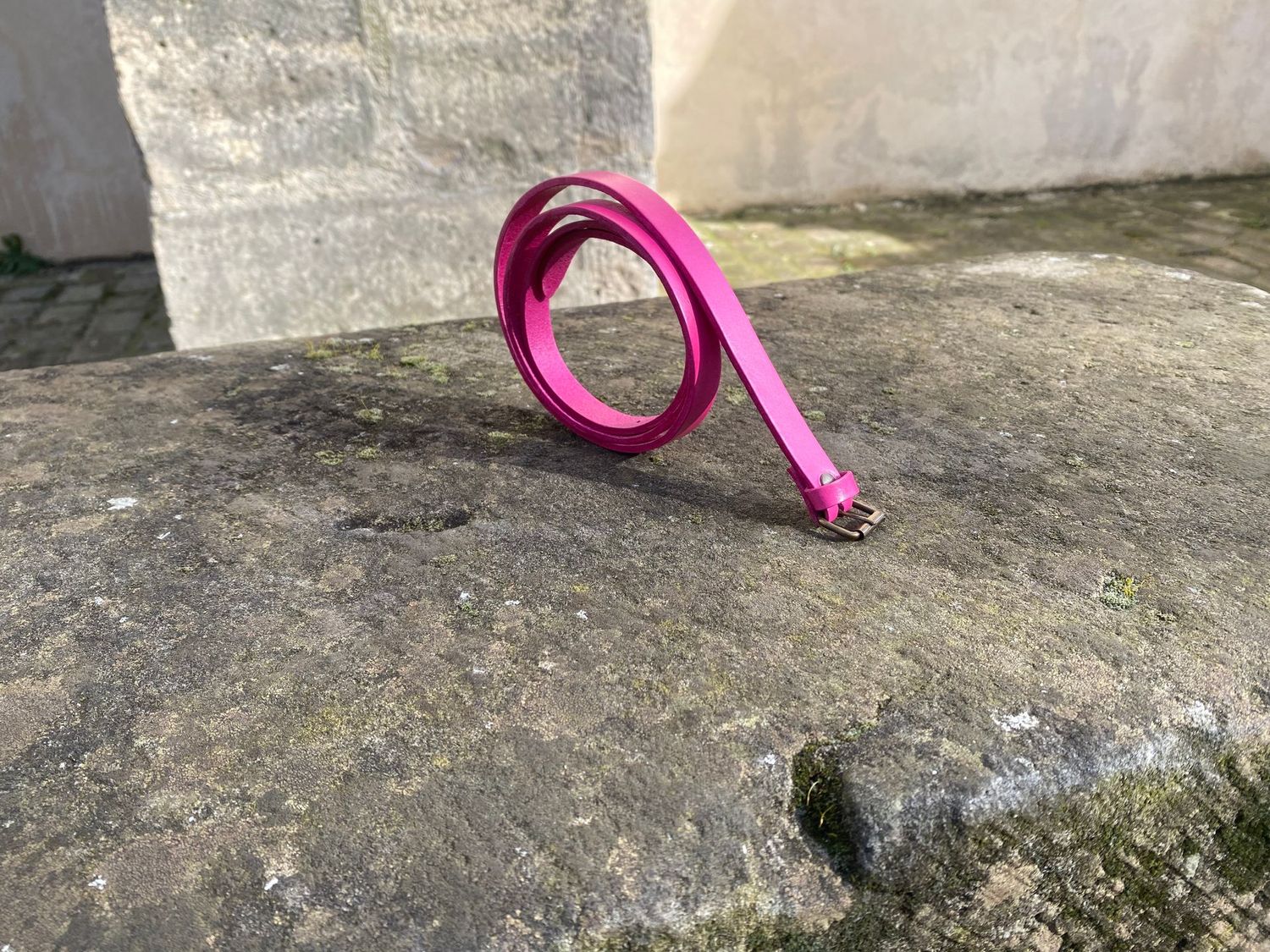 Ceinture rose. Largeur 1,5 cm, boucle rouleau.