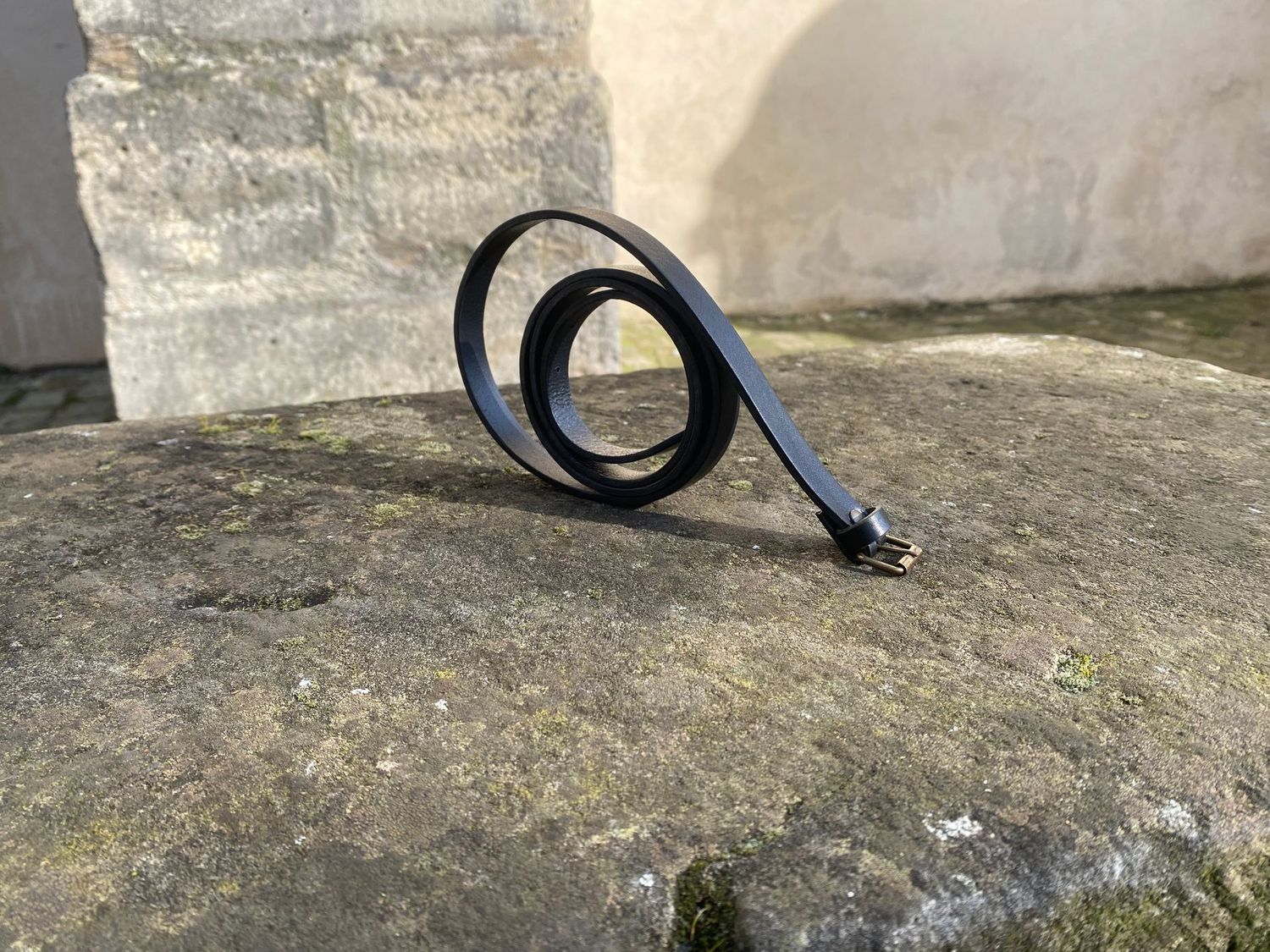 Ceinture noire foulonnée. Largeur 1,5 cm, boucle à rouleau.