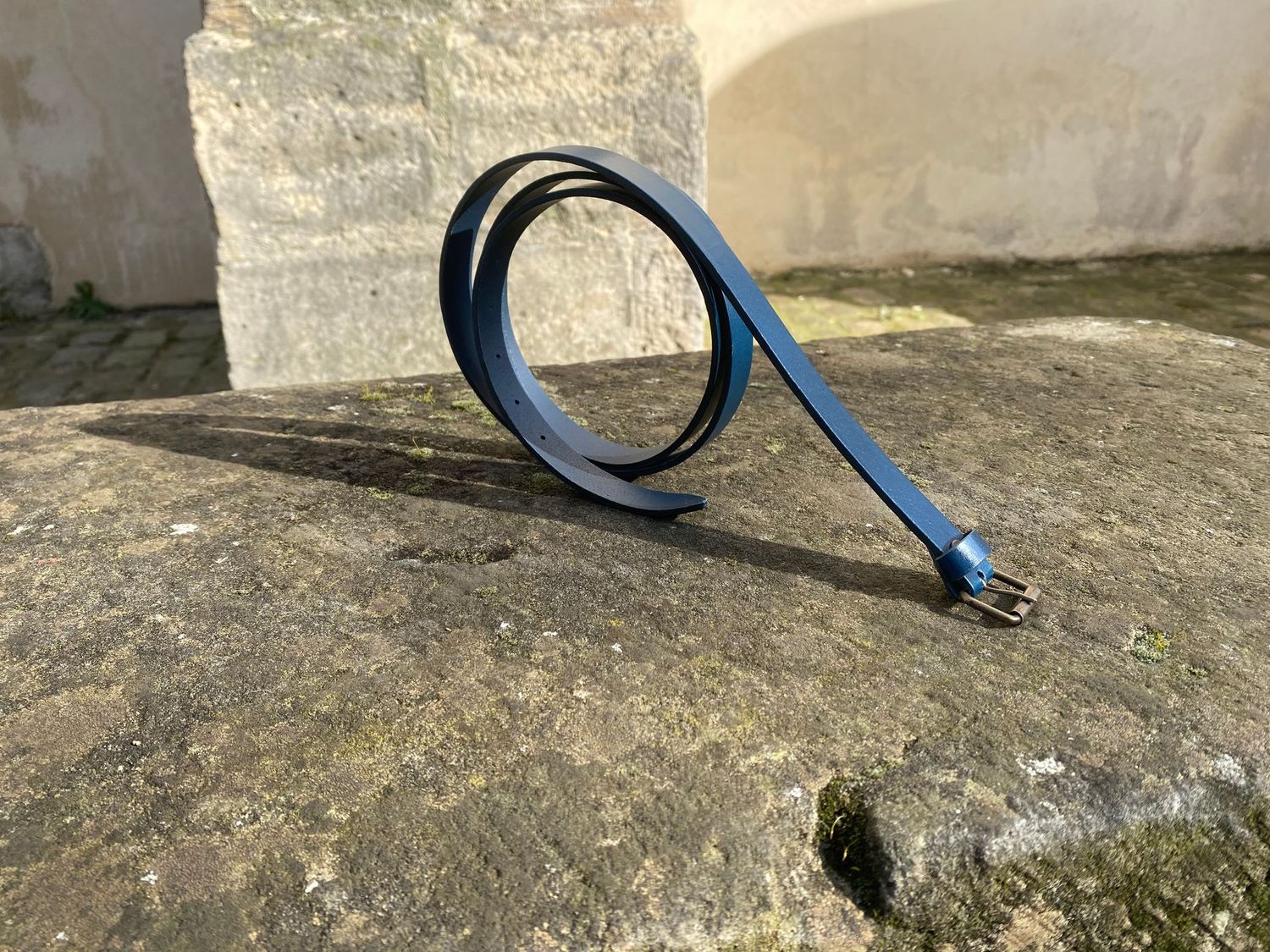 Ceinture bleue. Largeur 2 cm, boucle à rouleau.