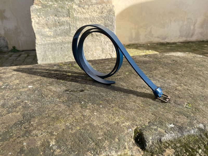 Ceinture bleue. Largeur 2 cm, boucle à rouleau.