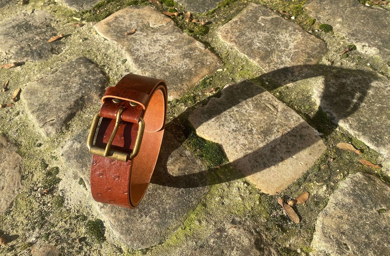 Ceinture cognac façon autruche. Largeur 4 cm, boucle rouleau.