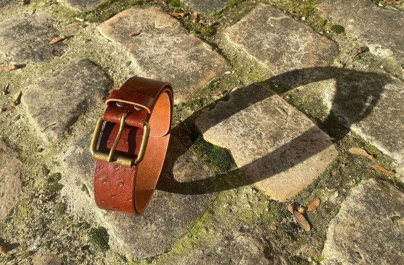 Ceinture cognac façon autruche. Largeur 4 cm, boucle rouleau.