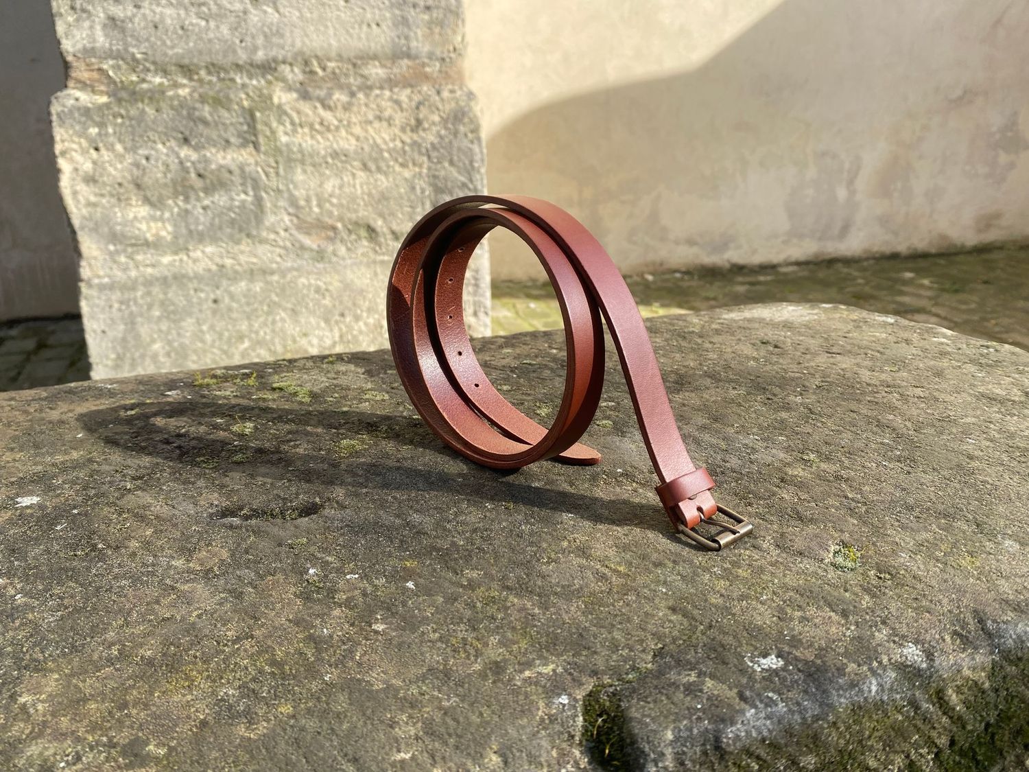 Ceinture cognac. Largeur 2 cm, boucle à rouleau.