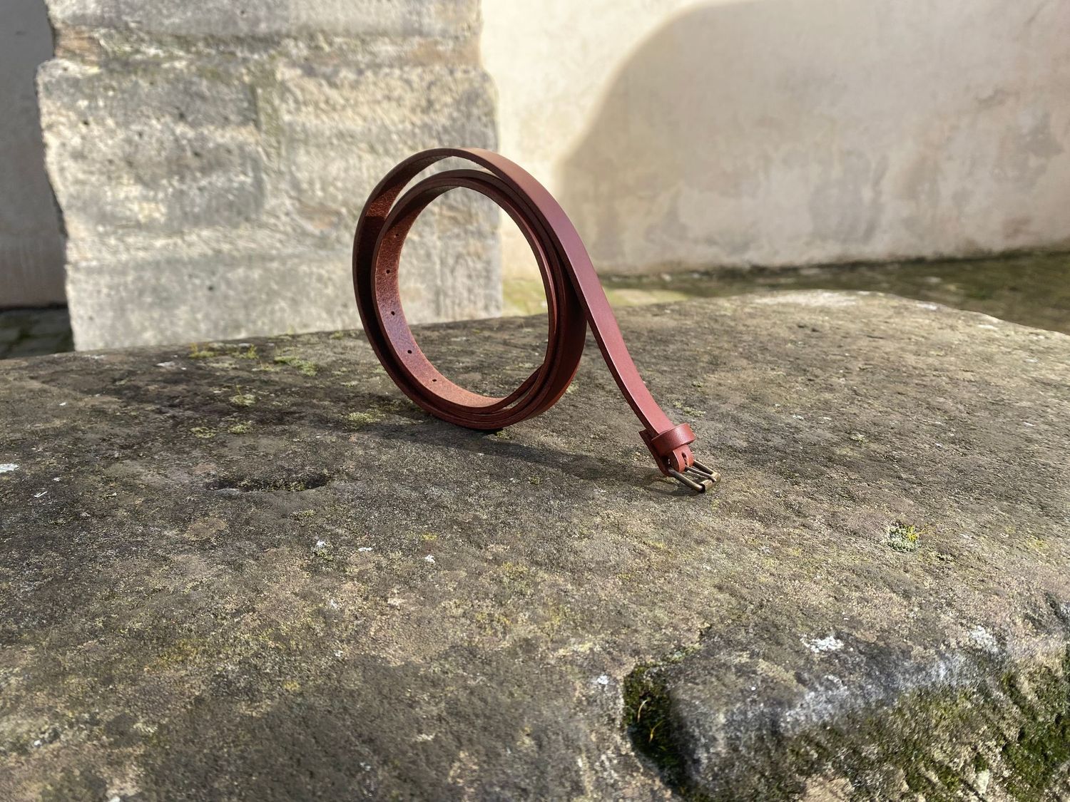 Ceinture cognac. Largeur 1,5 cm, boucle à rouleau.