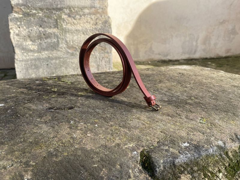 Ceinture cognac. Largeur 1,5 cm, boucle à rouleau.