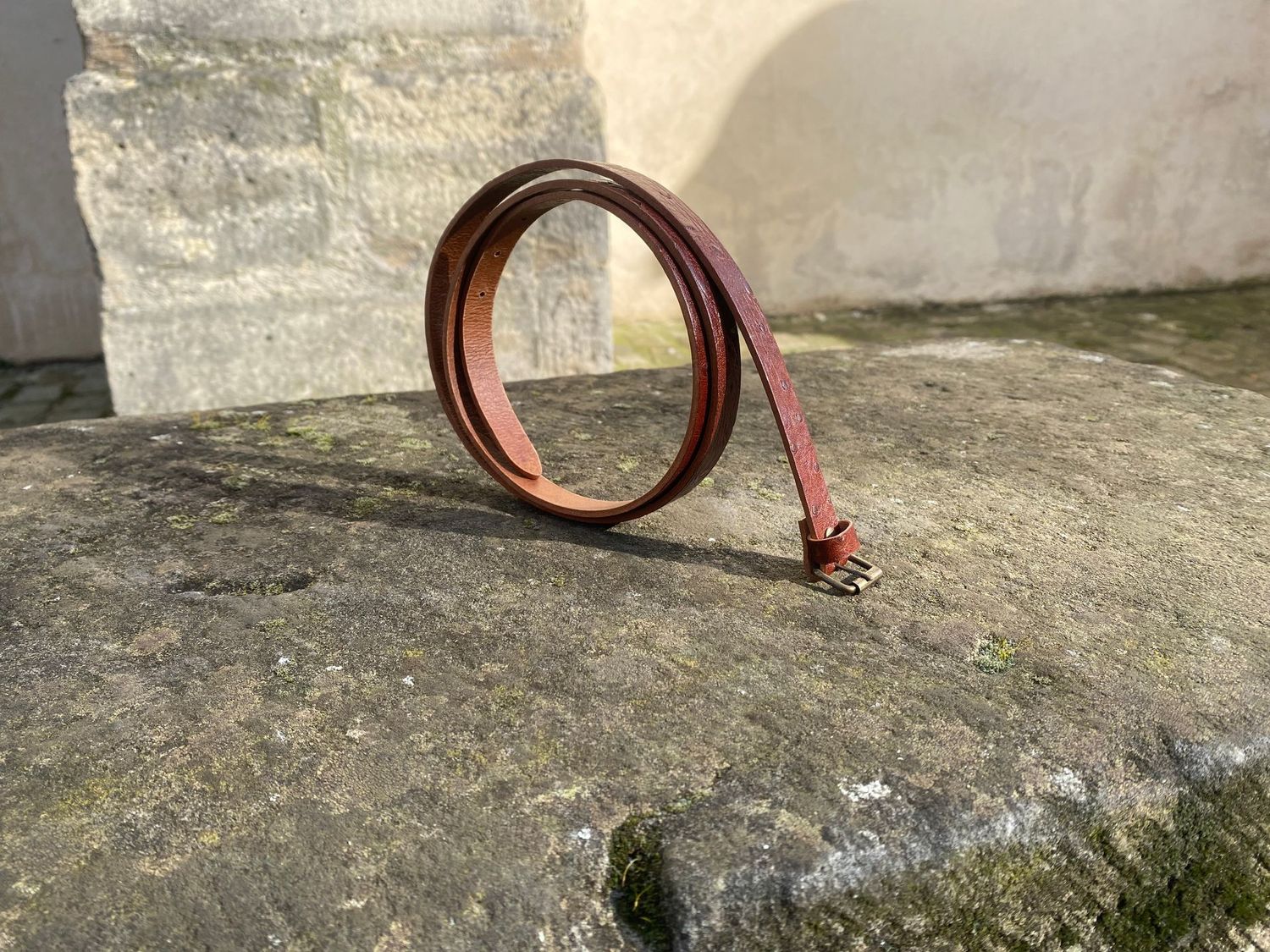 Ceinture cognac vachette façon autruche. Largeur 1,5 cm, boucle à rouleau.