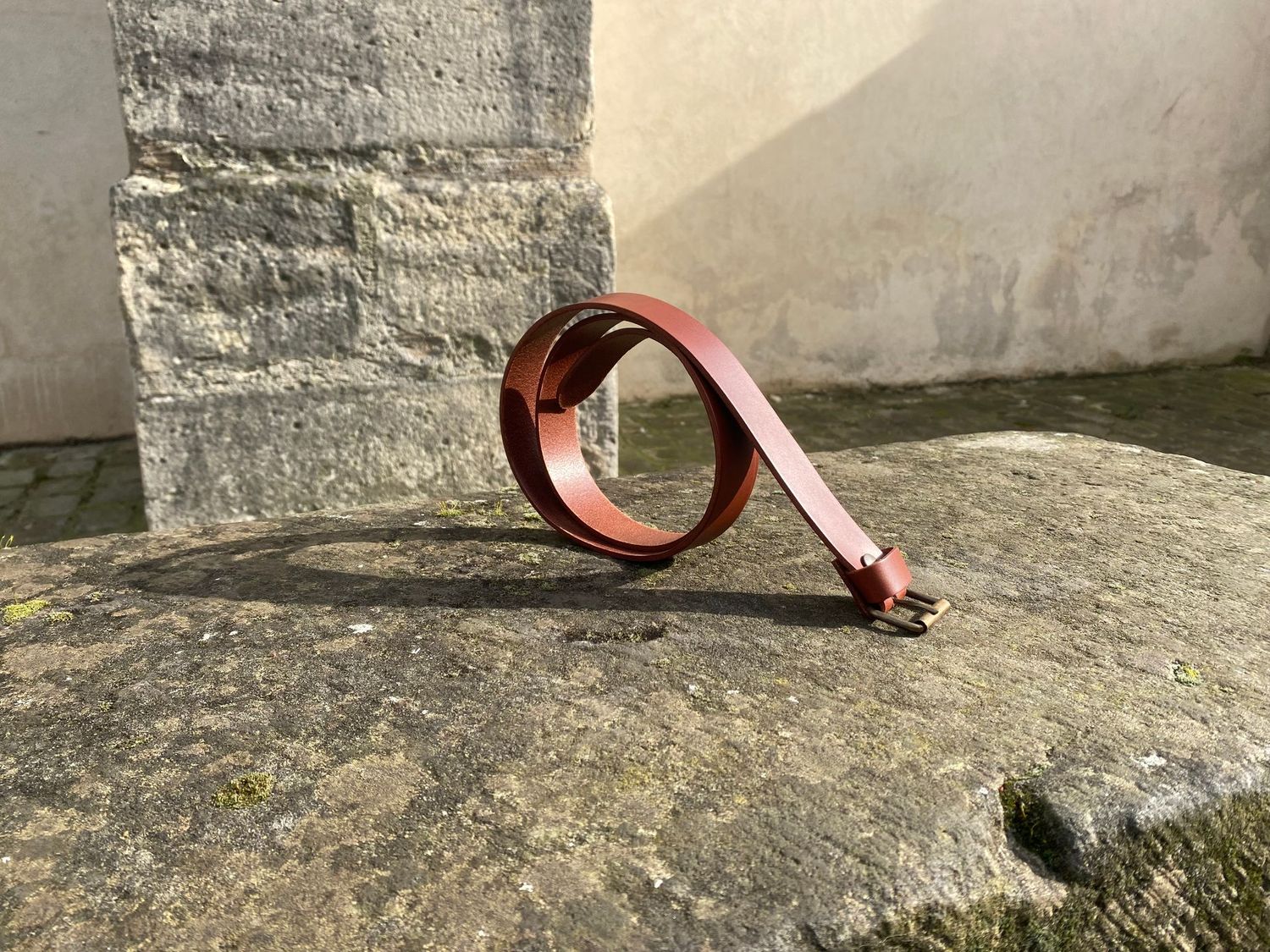 Ceinture cognac. Largeur 3 cm, boucle à rouleau.